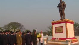 ການນຳແຂວງບໍລິຄຳໄຊວາງພວງມາລະ ແລະ ກະຕ່າດອກໄມ້ ຢູ່ສະຖານທີສຳຄັນຕ່າງໆລະນຶກວັນສ້າງຕັ້ງກຳລັງ ປກສ ຄົບຮອບ62ປີ