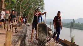 ເຈົ້າເມືອງປາກກະດິງ ລົງຊຸກຍູ້ການກໍ່ສ້າງຜາມໄຊເຮືອຊ່ວງ ແລະ ສ້ອມແປງເສັ້ນທາງບາງຈຸດທີ່ເປ່ເພ