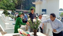 ຄະນະປະຕິບັດງານພິເສດບໍລິຄໍາໄຊ-ນະຄອນຫຼວງວຽງຈັນ ເຂົ້າວາງພວງມະລາ ຢູ່ອານຸສອນສະຖານ ແຂວງຮ່າຕິ່ງ ສສ ຫວຽດນາມ