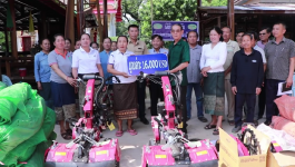 ກຸ່ມປູກພືດບ້ານ ປາກປຶງ ເມືອງ ປາກຊັນ ໄດ້ຮັບອຸປະກອນການຜະລິດລວມ ມູນຄ່າ 16.000 ໂດລາສະຫະລັດ