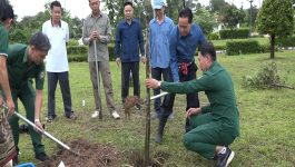 ການນຳແຂວງ ຮ່ວມປູກຕົ້ນໄມ້ຢູ່ສວນສາທາລະນະ ອານຸສາວະລີທ່ານ ສີສົມພອນ ລໍວັນໄຊ