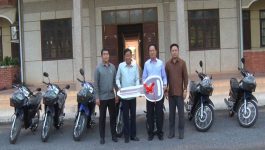 ເຈົ້າແຂວງບໍລິຄຳໄຊມອບລົດຈັກໃຫ້ອົງການແນວລາວສ້າງຊາດ ເພື່ອຮັບໃຊ້ເຂົ້າໃນວຽກງານຈຳເປັນ
