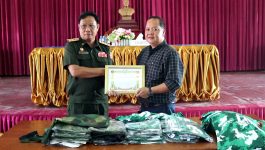 ບໍລິສັດລາວຈະເລີນການຄ້າຂາອອກ-ຂາເຂົ້າ ຈໍາກັດ ອຸປະຖຳເຄື່ອງກິລາ ແລະ ເງິນໃຫ້ກອງບັນຊາການທະຫານແຂວງບໍລິຄຳໄຊ.