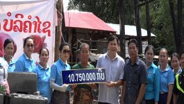 ກອງທຶນ 1 ດວງໃຈ ບໍລິຄຳໄຊຊ່ວຍເຫຼືອສັງຄົມ ມອບເຄື່ອງບັນເທົາທຸກໃຫ້ຄອບຄົວທີ່ຖືກເຄາະຮ້າຍໄຟໃໝ້ເຮືອນ