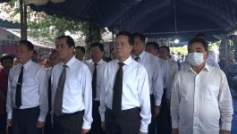 ຄະນະພັກ-ອົງການປົກຄອງແຂວງ ເຂົ້າວາງພວງມາລາ ສະຫາຍ ໄຟເຈ້ຍຢ່າງ ໜາວຫຼືຈົງເຕັງ ອະດີດເລຂາພັກເມືອງບໍລິຄັນ