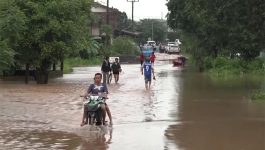ເຈົ້າແຂວງບໍລິຄຳໄຊ ພ້ອມດ້ວຍຄະນະ ລົງຕິດຕາມສະພາບນ້ຳຖ້ວມ ຢູ່ບັນດາເຂດບ້ານຕ່າງໆຂອງເມືອງປາກກະດິງ