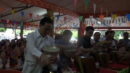 ບັນດາການນຳພັກ-ລັດ-ມວນຊົນຊາວພຸດ ຮ່ວມໃສ່ບາດ ໃນວັນບຸນເຂົ້າພັດສາ