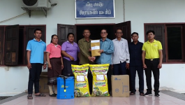 ເມືອງ ປາກຊັນ ໄດ້ຮັບການຊ່ວຍເຫຼືອແນວພັນເຂົ້າ ແລະ ອຸປະກອນການຜະລິດກະສິກຳ ເພື່ອສົ່ງເສີມຊາວກະສິກອນ