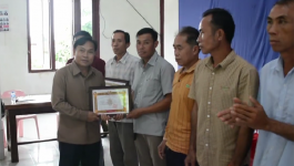 ພິທີ ມອບ-ຮັບ ໃບຢັ້ງຢືນຄອບຄົວ ແລະ ບ້ານປ້ອງກັນຄວາມສະຫງົບດີ ປກສ ເມືອງ ປາກກະດິງ