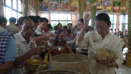 ຊາວແຂວງບໍລິຄຳໄຊ ຮ່ວມເຮັດບຸນ – ໃສ່ບາດ ໃນມື້ບຸນຫໍ່ເຂົ້າສະຫຼາກ