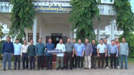 ເຈົ້າແຂວງບໍລິຄຳໄຊມອບເງິນສົດ 300 ລ້ານກີບໃຫ້ເມືອງວຽງທອງພ້ອມທັງລົງຢ້ຽມຢາມປ້ອມນ້ຳຈົງແລະໂຮງງານທອງມີໄຊ