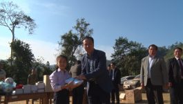 ເຈົ້າແຂວງ ບໍລິຄຳໄຊ ມອບອຸປະກອນການສຶກສາ ແລະ ຮ່ວມຫຼີ້ນກິດຈະກຳກັບນັກຮຽນ ໂຮງຮຽນປະຖົມສົມບຸນ ບ້ານ ທອງມີໄຊ