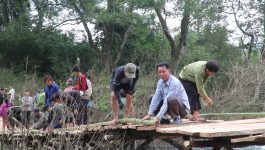 ບ້ານໂພນຄໍາ ແລະ ບ້ານສົບເຕີ້ງ ຮ່ວມກັນອອກເເຮງງານສ້າງຂະບວນການເພື່ອຕອນຮັບສໍາຄັນຕ່າງໆຂອງພັກ ແລະ ຂອງຊາດລາວ
