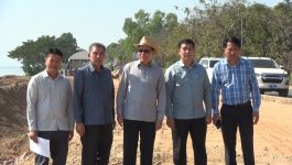 ເຈົ້າແຂວງບໍລິຄຳໄຊລົງຕິດຕາມກວດກາໂຄງການກໍ່ສ້າງກັນຕະຝັງເຈື່ອນແຄມຂອງເທດສະບານເມືອງປາກຊັນ