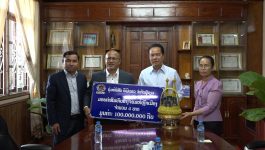 ກຸ່ມບໍລິສັດ ອີພີແອວ ຈຳກັດຜູ້ດຽວ ມອງຄຳແທ່ງສົມທົບສ້າງຈອມຫໍຫຼັກເມືອງ ມູນຄ່າ 100 ລ້ານກີບ
