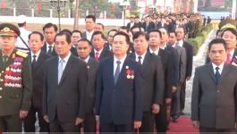 ການນຳແຂວງບໍລິຄຳໄຊວາງພວງມາລາກະຕ່າດອກໄມ້ ຢູ່ສະຖານທີ່ສຳຄັນ ເນື່ອງໃນໂອກາດວັນສ້າງຕັ້ງຂອງແຂວງ ຄົບຮອບ 40 ປີ