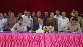 ມອບ-ຮັບ ວຽກງານອອກໃບຕາດິນໃຫ້ຫ້ອງການ ຊສ ເມືອງວຽງທອງ