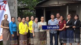 ກອງທຶນ 1 ດວງໃຈ ບໍລິຄຳໄຊຊ່ວຍເຫຼືອສັງຄົມ ມອບສັງກະສີ ໃຫ້ຄອບຄົວທີ່ຖືກເຄາະຮ້າຍ
