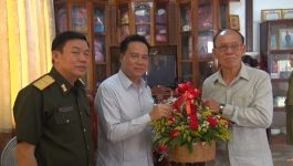 ການນຳແຂວງບໍລິຄຳໄຊ ອວຍພອນພະນັກງານອາວຸໂສບຳນານ ແລະ ນັກຮົບປະຕິວັດ