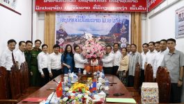 ຄະນະຜູ້ແທນການນຳເມືອງເຮືອງເຊີນ ແຂວງຮ່າຕິ້ງ ອວຍພອນການນຳເມືອງຄຳເກີດ