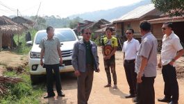 ເຈົ້າເມືອງໄຊຈໍາພອນ ພ້ອມດ້ວຍຄະນະລົງຕິດຕາມກວດກາຜົນເສຍຫາຍຜົນກະທົບຈາກພາຍຸພັດຜ່ານເທດສະບານເມືອງ
