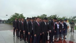 ນັກສຶກສາທິດສະດີ ລະບົບຂັ້ນຕົ້ນ ຮຸ່ນທີ IV ເຂົ້າວາງກະຕ່າດອກໄມ້ ຢູ່ອານຸສາວະລີທ່ານ ສີສົມພອນ ລໍວັນໄຊ