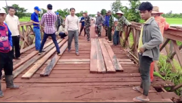 ປະຊາຊົນ 8 ບ້ານ ເມືອງປາກຊັນ ຮ່ວມໃຈສ້ອມແປງຂົວບ້ານໂນນອຸດົມ