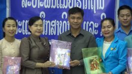 ມອບ-ຮັບ ອຸປະກອນການຮຽນ ໃຫ້ສະຫະພັນແມ່ຍິງຮາກຖານພະແນກສຶກສາທິການ ແລະ ກິລາແຂວງ