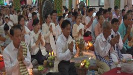 ເຈົ້າແຂວງບໍລິຄຳໄຊ ແລະ ຊາວພຸດທະນິກະຊົນ ຮ່ວມໃຈໃສ່ບາດບຸນເຂົ້າພັນສາ