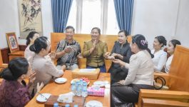 ຄອບຄົວການນຳແຂວງ ເຂົ້າພົບປະຢ້ຽມຢາມ ແລະ ອ່ວຍພອນ ພະນັກງານອາວຸໂສບໍານານ ແລະ ຄອບຄົວອະດີດການນຳ
