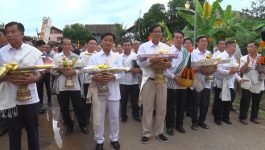ແຫ່ທຽນພັນສາ ຖວາຍວັດທາດພູວຽງ ເມືອງວຽງທອງ ດ້ວຍບັນຍາກາດຟົດຟື້ນ