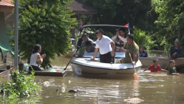 ທ່ານເຈົ້າແຂວງສືບຕໍ່ລົງຕິດຕາມສະພາບນ້ຳຖ້ວມ ແລະ ມອບເຄື່ອງຊ່ວຍເຫຼືອໃຫ້ແກ່ຜູ້ຖືກອຸທົກກະໄພ
