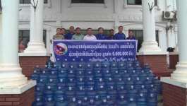 ຄະນະຊາວໜຸ່ມແຂວງບໍລິຄຳໄຊ ຮ່ວມໃຈ ມວມໃຈ ມອບນ້ຳດື່ມຊ່ວຍຜູ້ປະສົບໄພນ້ຳຖ້ວມ ເມືອງ ທ່າພະບາດ