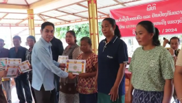 ບ້ານນາບອນໄດ້ຮັບໃບຢ້ງຢືນຄອບຄົວ ແລະ ບ້ານປ້ອງກັນຄວາມສະຫງົບດີ