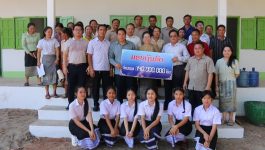 ມອບເງີນ 140 ລ້ານ ກີບ ໃຫ້ບ້ານ ປາກທວາຍ