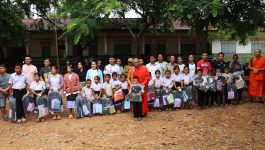 ຫ້ອງການກາແດງເມືອງ ປາກກະດິງ ສົມທົບປະທານ ອພສ ເມືອງ ແລະ ນັກທຸລະກິດ ມອບເຄື່ອງຊ່ວຍເຫຼືອໃຫ້ຜູ້ທຸກຍາກ