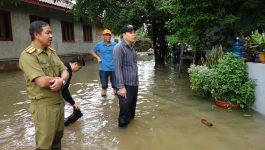 ເຈົ້າເມືອງປາກຊັນ ລົງຕິດຕາມນ້ຳຖ້ວມຢ່າງໃກ້ຊິດ