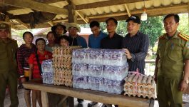 ເຈົ້າເມືອງປາກຊັນລົງເຄື່ອນໄຫວຕິດຕາມນ້ຳຖ້ວມຢູ່ເຂດໂພນໄຊໃຕ້