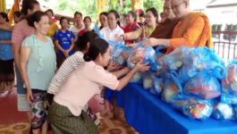 ຜຸ້ປະສົບໄພນ້ຳຖ້ວມຢູ່ເມືອງປາກຊັນ ໄດ້ຮັບເຄື່ອງຊ່ວຍເຫຼືອຈາກ ມູນນິທິຮ່ວມໃຈ