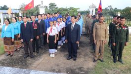 ອົງການຈັດຕັ້ງມະຫາຊົນ ເມືອງປາກກະດິງ ເຂົ້າວາງກະຕ່າດອກໄມ້ ຢູ່ອານຸສອນສະຖານ ປະທານ ໄກສອນ ພົມວິຫານ
