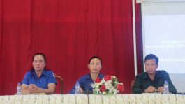 ມອບ-ຮັບໃບຢັ້ງຢືນແລະທຸງໄຊນຳໜ້າຂະບວນການແຂ່ງຂັນ4ບຸກແລະມອບຫຼຽນກາທີ່ລະນຶກ 65ປິ ຂອງວິທະຍາໄລກະສີກຳແລະປ່າໄມ້
