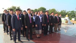 ນັກສຶກສາທິດສະດີການເມືອງລະບົບຂັ້ນຕົ້ນ ຮຸ່ນທີ 5 ເຂົ້າວາງກະຕ່າດອກໄມ້ ຢູ່ອານຸສາວະລີ ທ່ານສີສົມພອນ ລໍວັນໄຊ