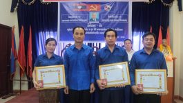 ມອບ-ຮັບ ໃບຢັ້ງຢືນ 4 ບຸກ ແລະ ທຸງໄຊນຳໜ້າຂະບວນການແຂ່ງຂັນ 4 ບຸກ ຄະນະຊາວໜຸ່ມໜ່ວຍຮາກຖານປະຊາຊົນແຂວງບໍລິຄຳໄຊ