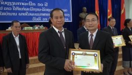 ປະດັບຫຼຽນກາລະນຶກ 50 ປີ ໃຫ້ພະນັກງານ-ລັດຖະກອນແພດໝໍ ແລະ ພະນັກງານອາວຸໂສບຳນານ ພະແນກສາທາລະນະສຸກແຂວງ