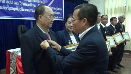 ປະດັບຫຼຽນກາລະນຶກ 50 ປີໃຫ້ແກ່ພະນັກງານ-ລັດຖະກອນແພດໝໍແລະພະນັກງານອາວຸໂສບຳນານ ພະແຮງງານ-ສະຫວັດດີການສັງຄົມ