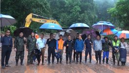 ທ່ານປະທານປົກຄອງແຂວງ ແລະ ຮອງລັດຖະມົນຕີກະຊວງໂຍທາທິການ ແລະ ຂົນສົ່ງ ລົງກວດກາຄວາມເສຍຫາຍເສັ້ນທາງເລກ 8