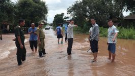 ການນຳເມືອງພ້ອມດ້ວຍຄະນະ ລົງຕິດຕາມສະພາບນ້ຳຖ້ວມທີ່ ເມືອງປາກກະດິງ