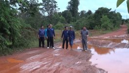 ປະທານຄະນະຕາແສງບົວແວງຄຳ ລົງກວດກາເບີ່ງສະພາບເສັ້ນທາງເປ່ເພ ແຕ່ບ້ານບົວແວງຄຳ – ບ້ານນາສະຫັວນ ເມືອງປາກຊັນ