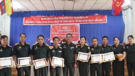 ປະດັບຫຼຽນກາລະນຶກ 50 ປີ ວັນສະຖາປານາ ສປປ ລາວ ໃຫ້ແກ່ພະນັກງານ-ນັກຮົບ ກອງບັນຊາການທະຫານເມືອງປາກກະດິງ